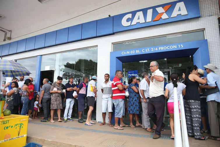 Homem é baleado em fila de agência bancária em Salvador