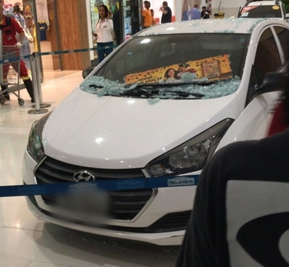 Carro invade Shopping e assusta clientes e lojistas em Salvador