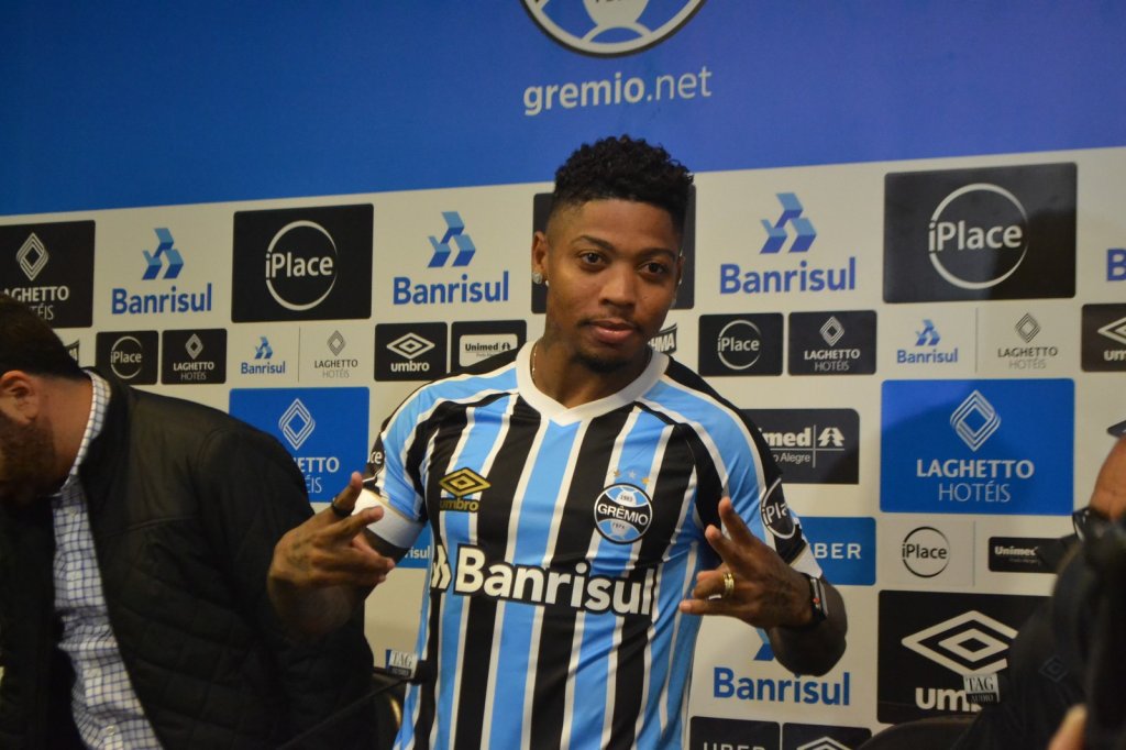 “Quero estar neste clube porque ganha”, explica Marinho ao ser apresentado no Grêmio