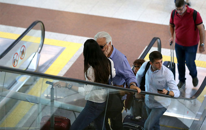 Antônio Fagundes é clicado com namorada no aeroporto