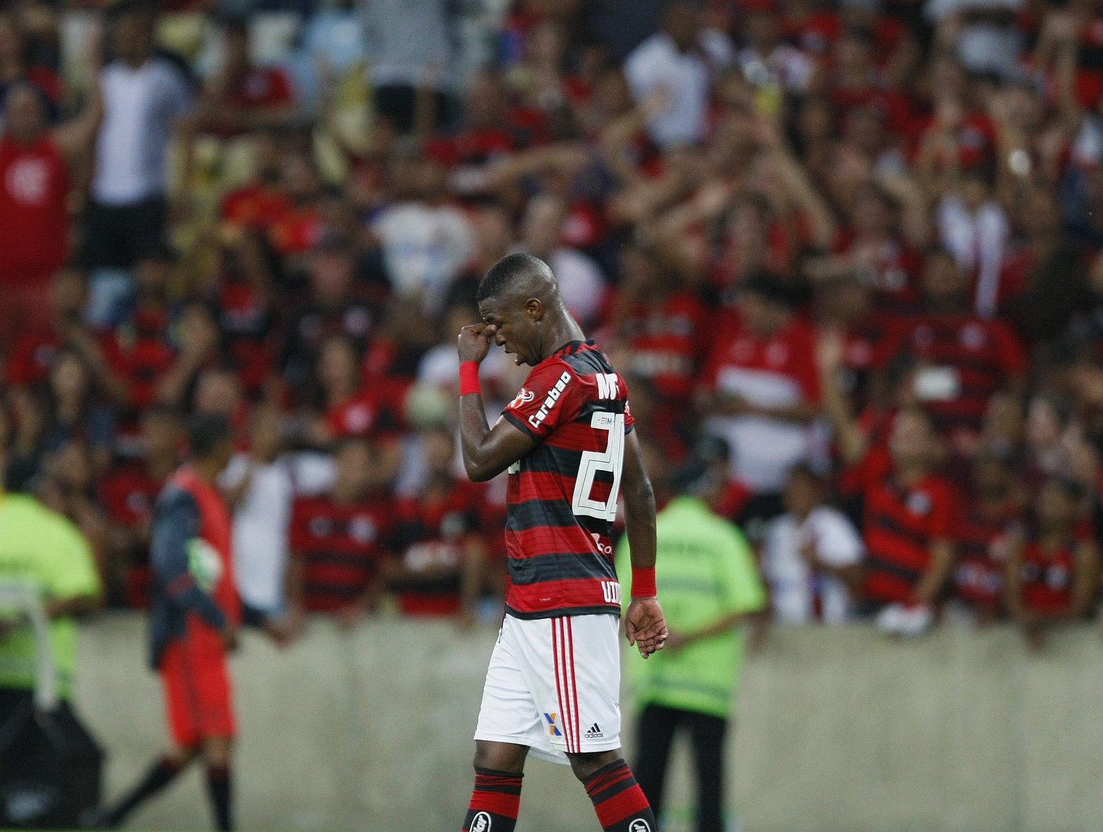 Atacante do Flamengo é alvo de racismo nas redes sociais