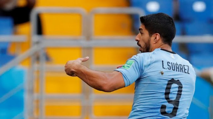 Com gol de Suárez, Uruguai vence a Arábia Saudita e garante vaga nas oitavas da Copa