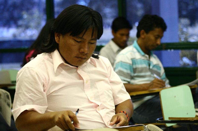 Governo corta bolsa para alunos indígenas e quilombolas