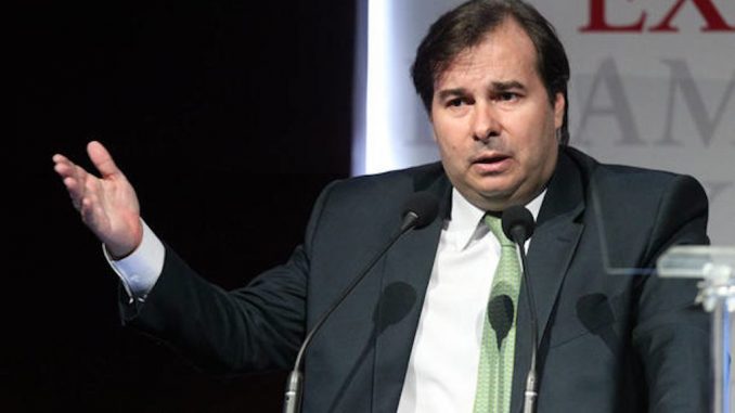 Resultado de imagem para Parece que Bolsonaro usa o filho para pedir saÃ­da de ministro, diz Maia