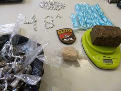 Policia Militar encontra mala cheia de drogas em Salvador
