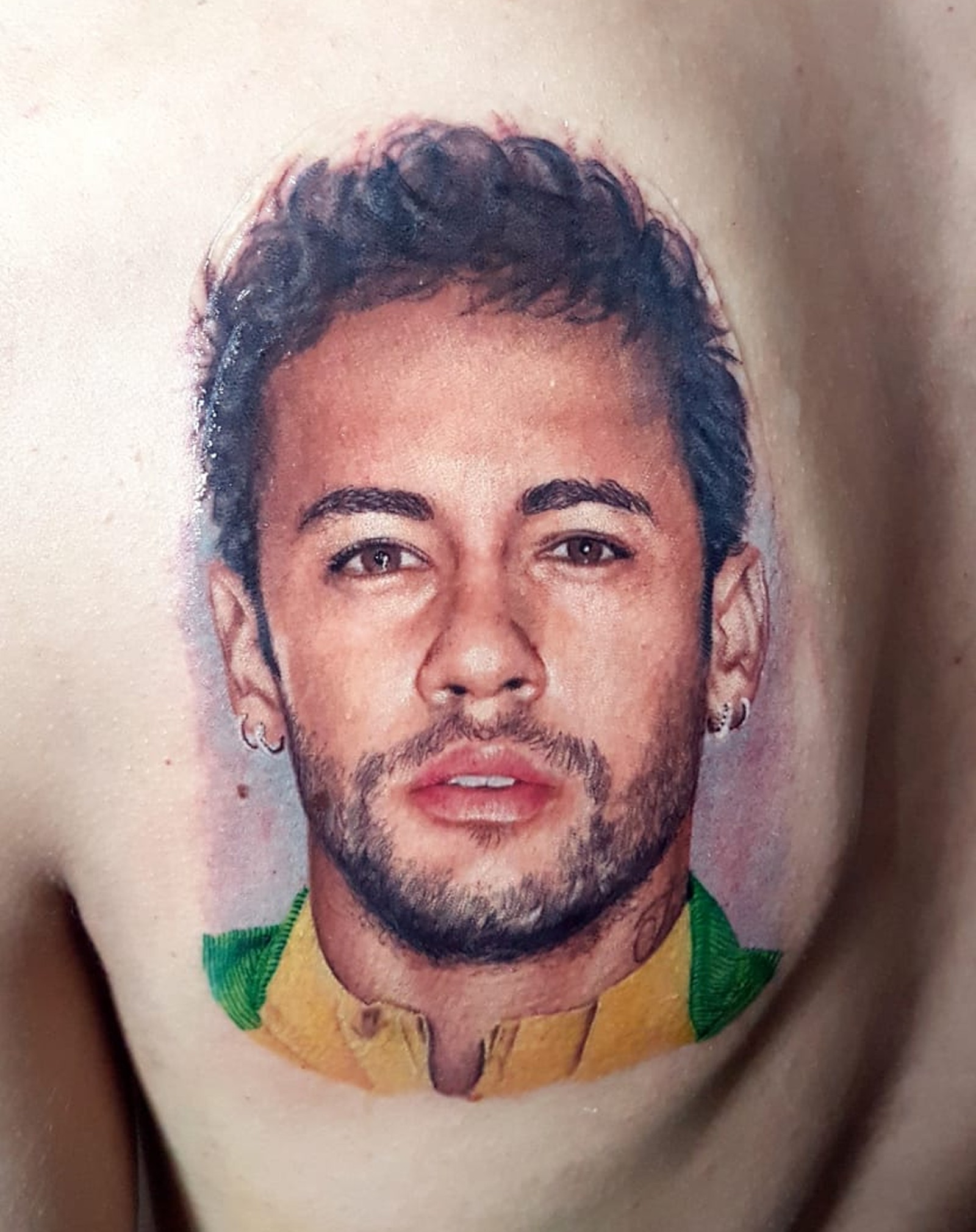 Fã junta dinheiro por seis meses para tatuar rosto de Neymar nas costas