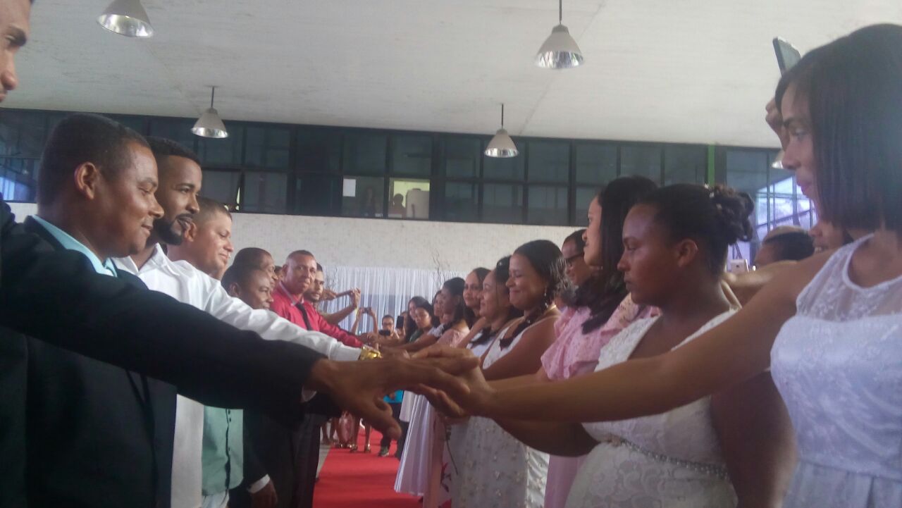 Camaçari: casais celebram união em casamento coletivo