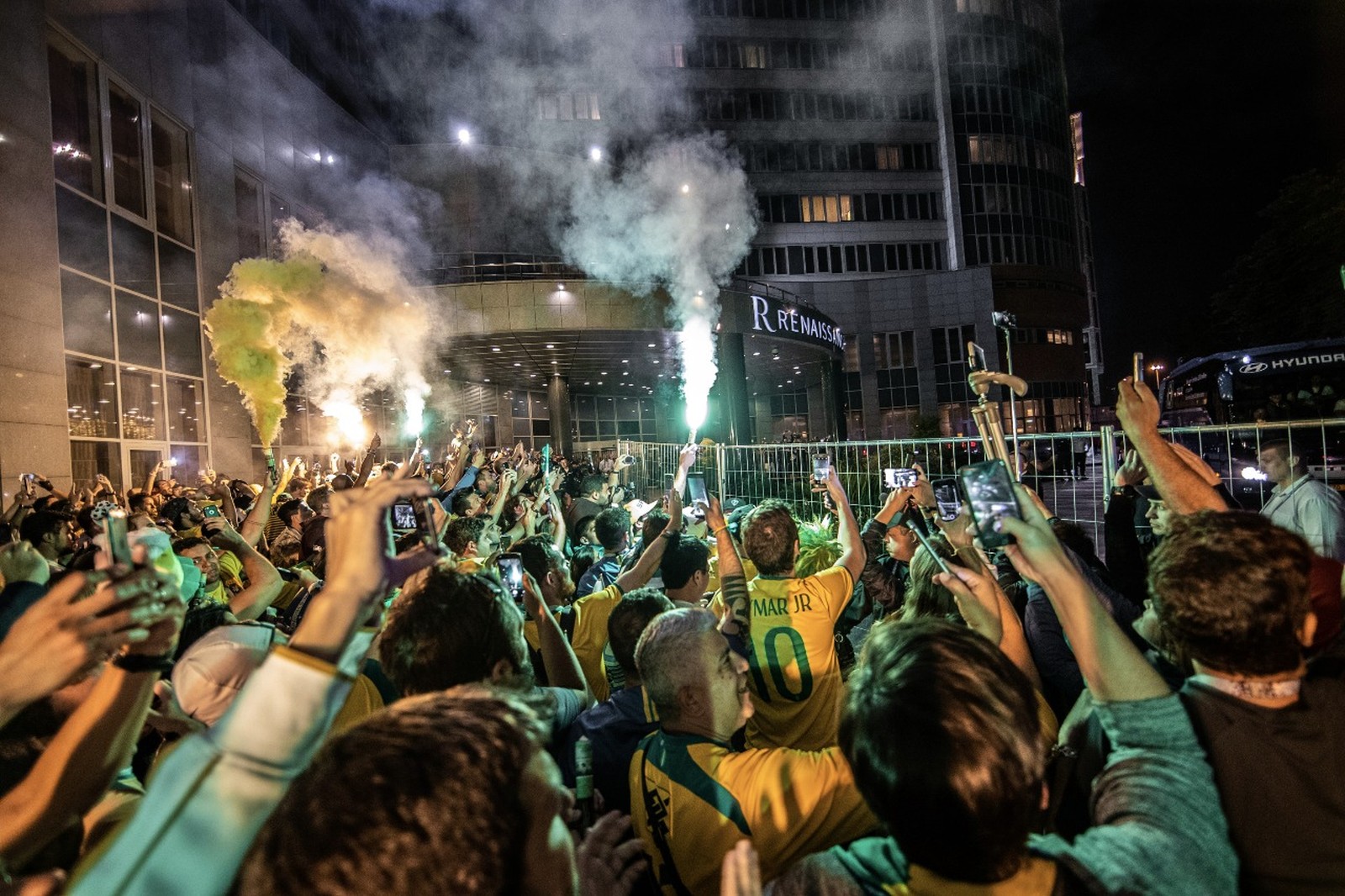 Alegria verde e amarela: Torcida recepciona Seleção brasileira com festa em Moscou
