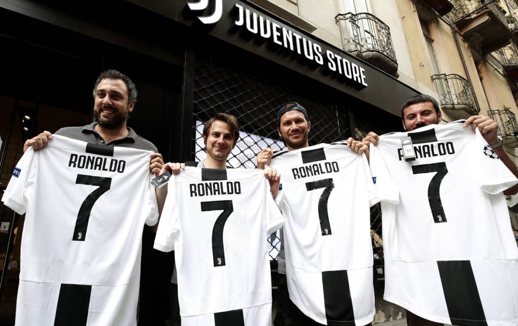 Mesmo antes da apresentação, vendas de camisas 7 da Juventus paga metade da multa rescisória de CR7