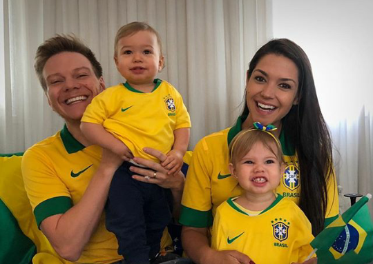 Michel Teló posa com os filhos: “Vamos, Brasil”