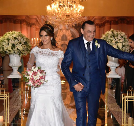 Frank Aguiar e estudante Caroline Santos se casam após 5 meses de namoro
