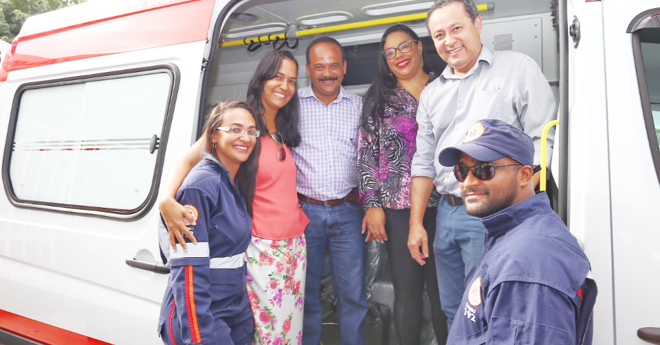 Prefeitura de Camaçari entrega ambulância e dois carros para Sesau