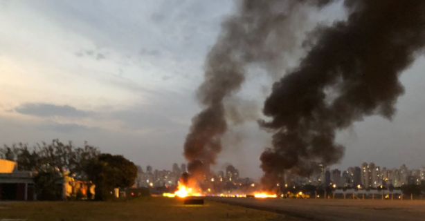 Avião cai em São Paulo e deixa vítimas presas entre às ferragens