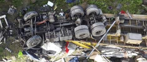 Motorista morre após caminhão cair da ponte no sul da Bahia