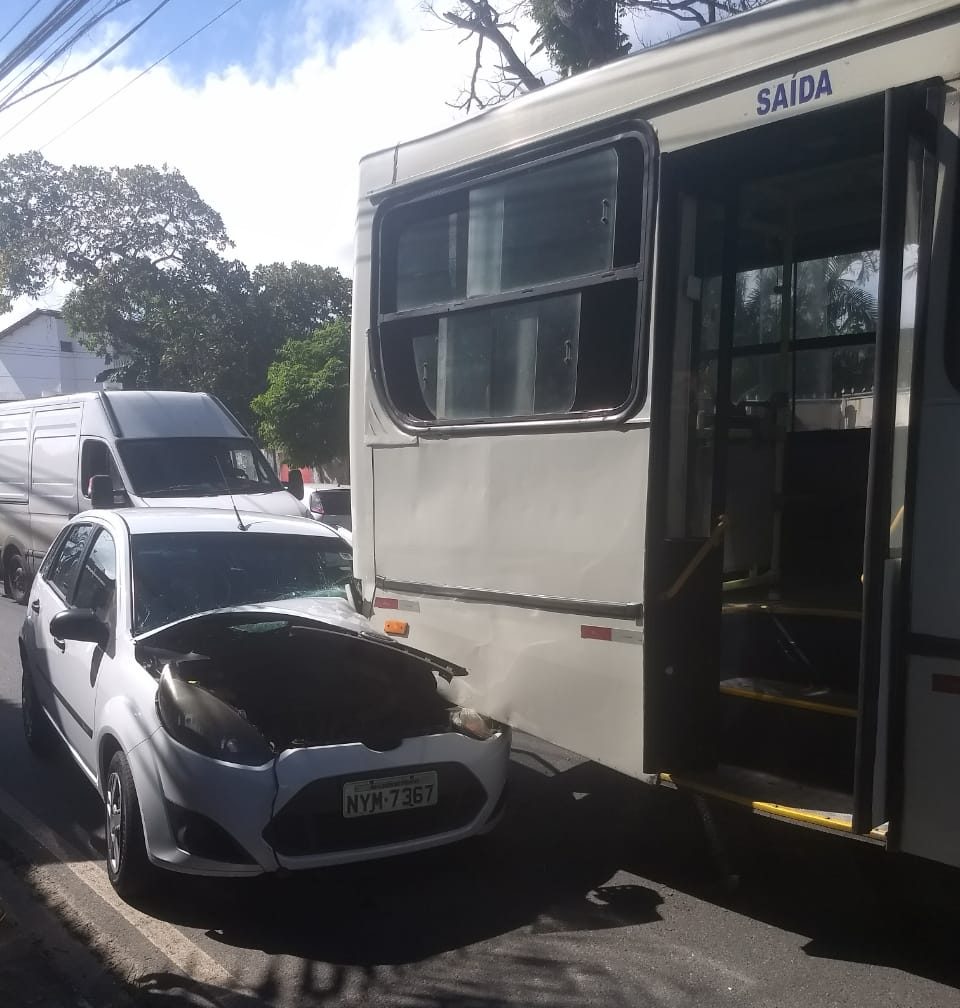 Acidente envolvendo carro e ônibus deixa trânsito lento em Lauro de Freitas