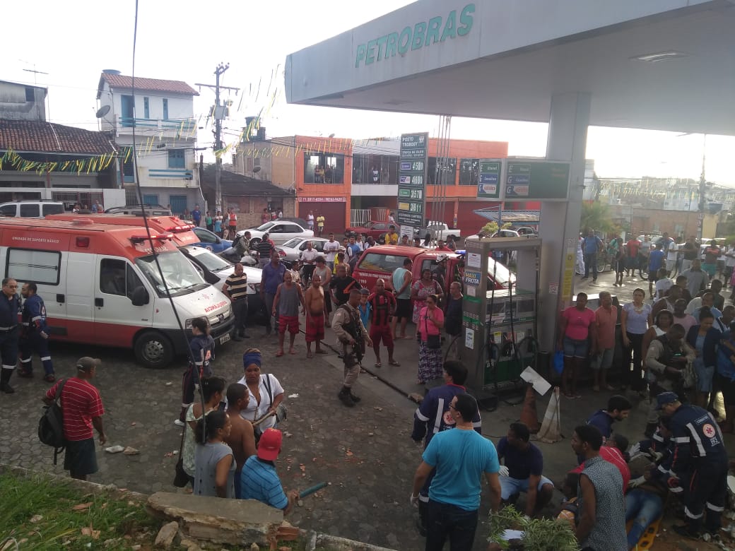 Vídeo: Veja o momento que o caminhão invadiu posto de combustível em Salvador