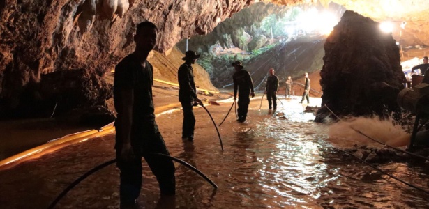 Oito meninos já foram retirados da gruta na Tailândia