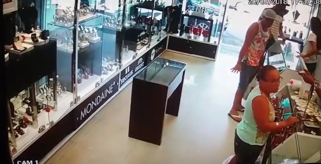 Dupla assalta relojoaria no centro de Camaçari