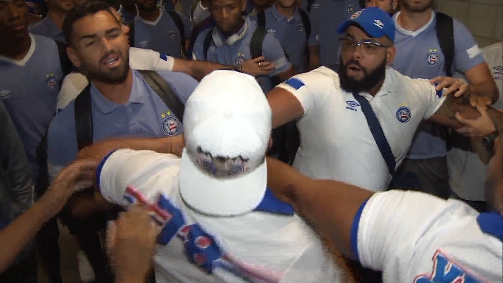 Vídeo: Jogadores e torcedores do Bahia entram em confronto no aeroporto