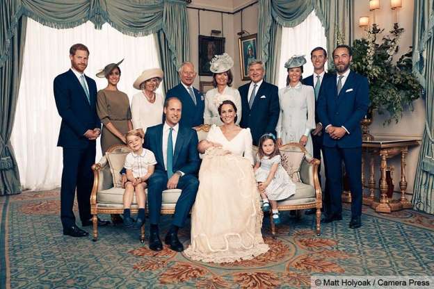 Palácio real posta fotos oficiais do batizado do príncipe Louis