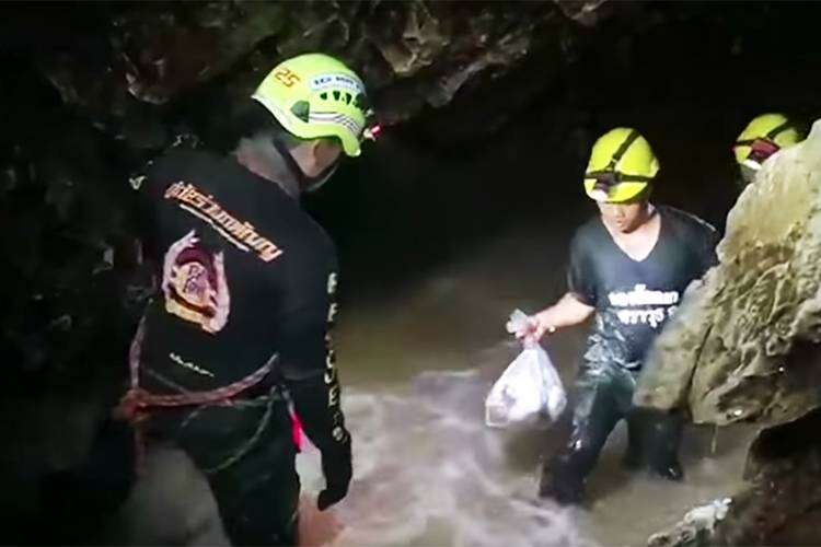 Todos os 12 meninos e o treinador já foram retirados da caverna na Tailândia