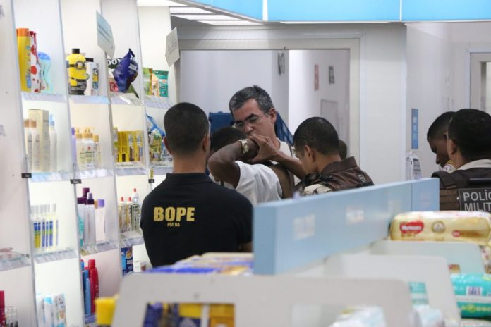 Vídeo: bandidos invadem farmácia e fazem clientes e funcionários de reféns