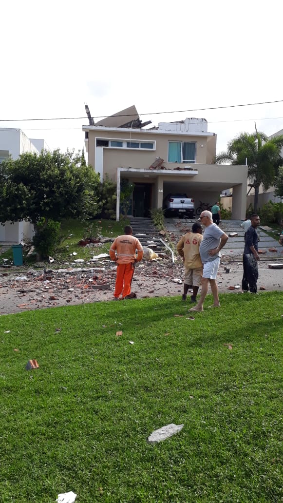 Explosão destrói casa de luxo em Salvador