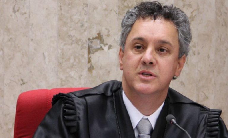 Juiz da Lava Jato no TRF-4 derruba decisão do desembargador e mantém Lula preso