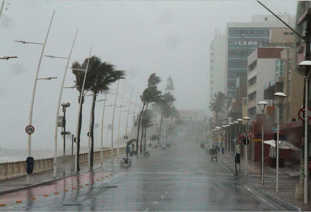Marinha emite alerta para mau tempo com ondas de 4 metros em Salvador