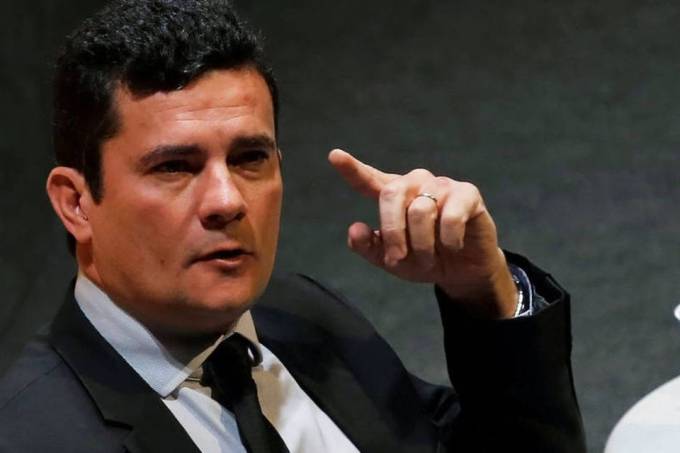Moro diz que governo não vai intervir em investigação sobre Flávio Bolsonaro