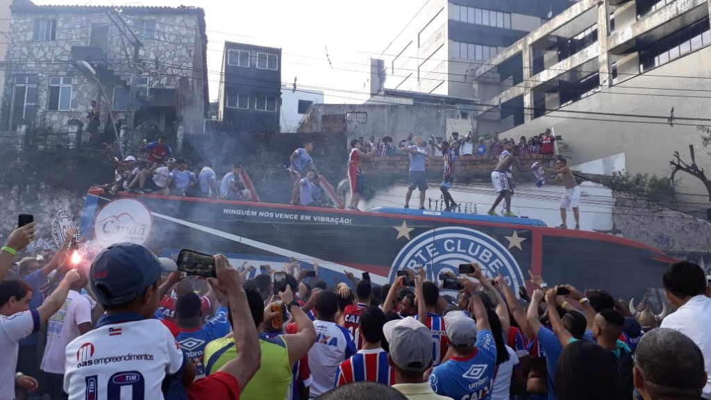 Vídeo: Torcida do Bahia faz grande festa na recepção do time para final do Nordestão