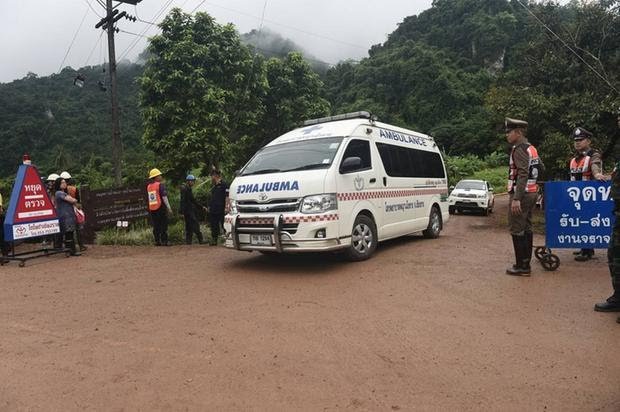 Quatro crianças são resgatadas da caverna na Tailândia