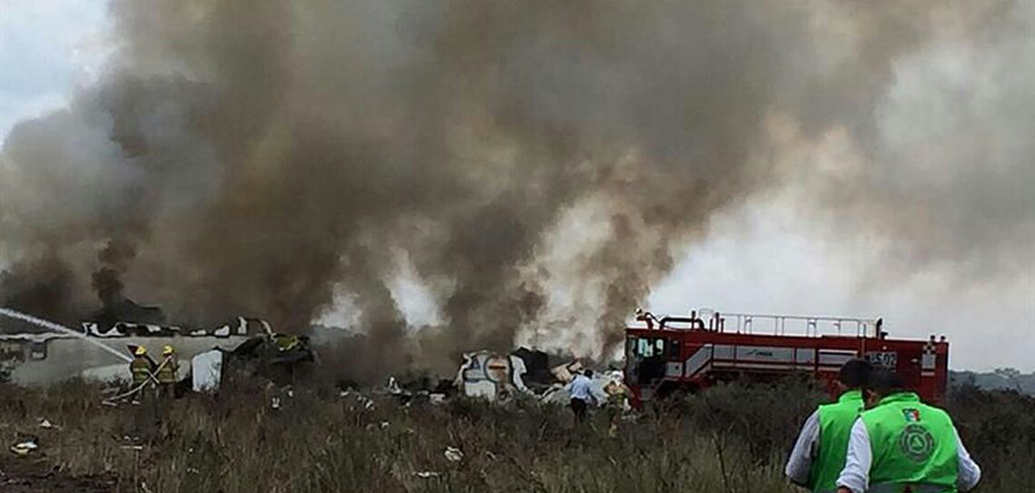 Avião cai no México e 101 ocupantes estão vivos, diz empresa
