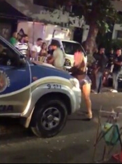 Mulher rebola na frente de viatura da PM em Salvador