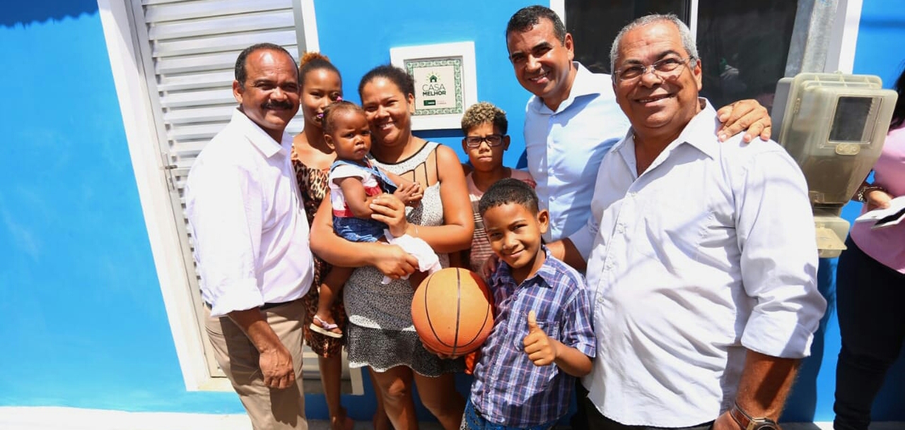 Prefeitura entrega primeira casa reformada do Programa Casa Melhor