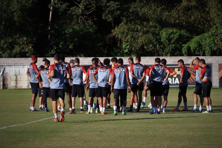 Buscando estabilidade no Brasileirão, Vitória enfrenta o Grêmio hoje em Porto Alegre