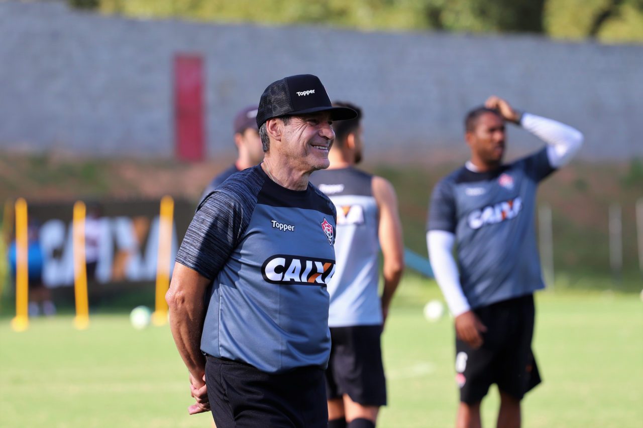 De portões fechados, Carpegiani comanda mais um treino visando duelo contra o Palmeiras