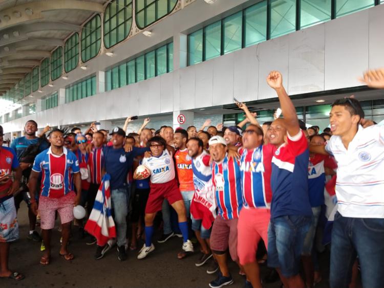 Vídeo: torcida faz festa durante o embarque do Bahia no aeroporto de Salvador