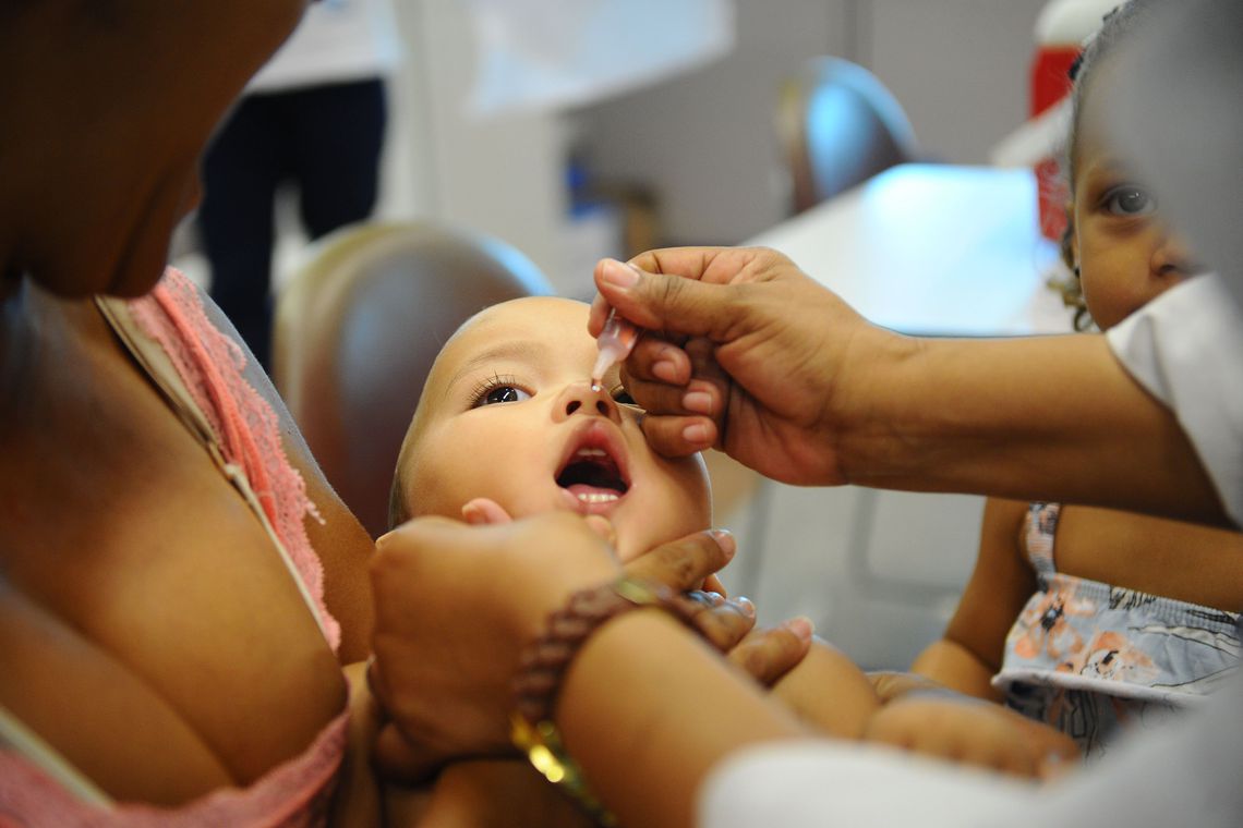 Postos de saúde abrem no sábado para vacinar contra pólio e sarampo