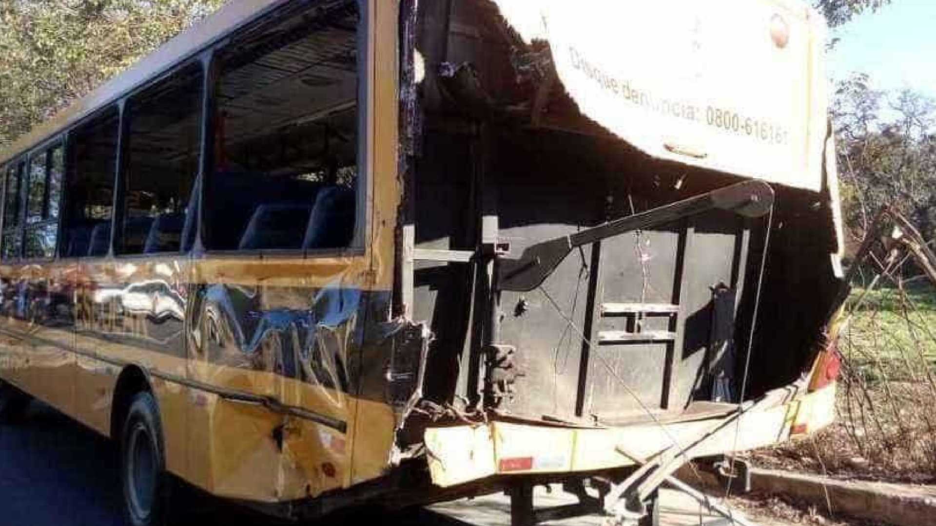 Acidente envolvendo ônibus escolar e trem deixa crianças feridas
