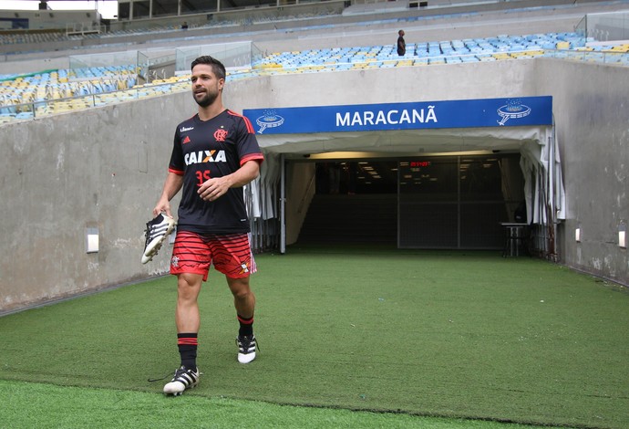 “Hoje o Maracanã é um dos piores gramados do Brasil”, detona Diego após partida contra Vitória