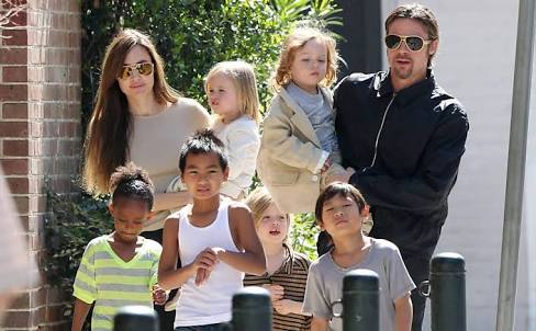 Angelina Jolie acusa Brad Pitt de não pagar pensão dos filhos