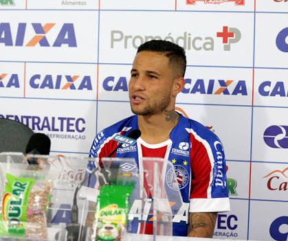 “É a falta de tranquilidade”, afirma lateral do Bahia sobre as chances de gols desperdiçadas