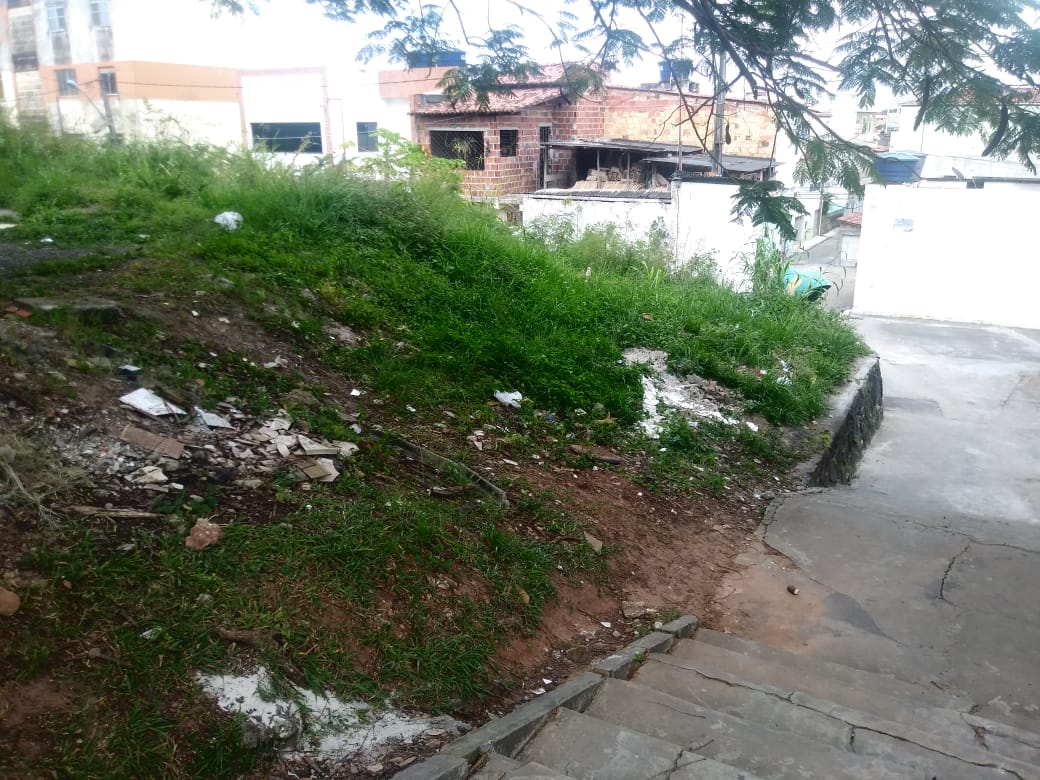 Descaso: escadaria oferece risco aos moradores de Camaçari