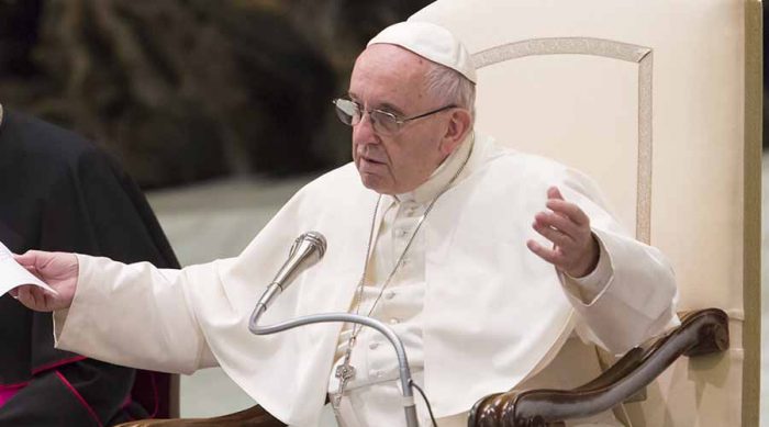 Papa Francisco sofre queda após tropeçar no Vaticano