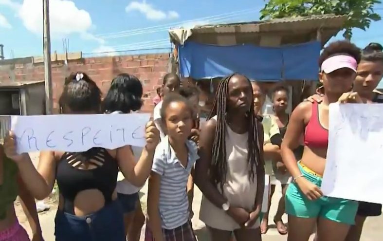 Moradores do Conjunto Bosque das Bromélias protestam contra ação policial que vitimou garoto