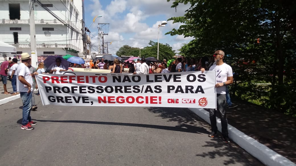 Camaçari: professores da rede municipal fazem manifestação por reajuste salarial
