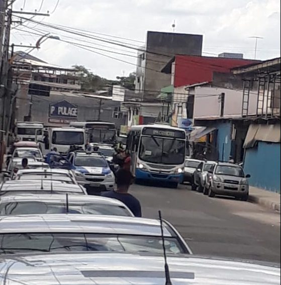 Polícia intercepta ônibus com suspeito de assalto no centro de Camaçari