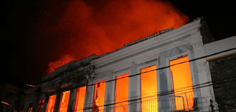Incêndio atinge casarão no Centro Histórico de Salvador