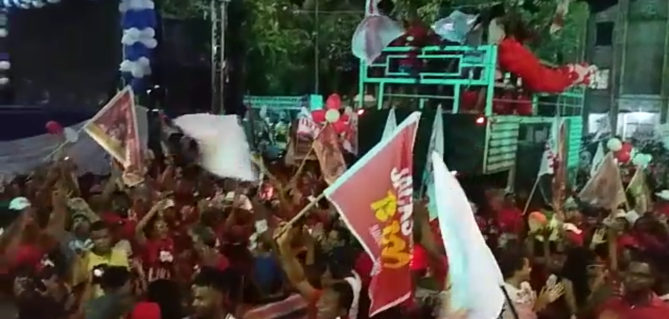 Vídeo: comitiva do PT causa tumulto e invade desfile cívico em Vila de Abrantes